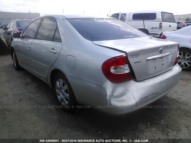 4T1BE32K33U751340 - 2003 TOYOTA CAMRY LE/XLE/SE ვერცხლისფერი ფოტო 3