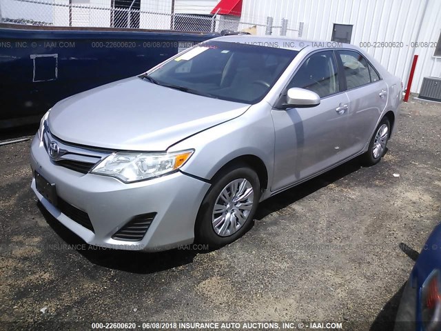 4T1BF1FK1DU664632 - 2013 TOYOTA CAMRY L/SE/LE/XLE 银色 照片 2