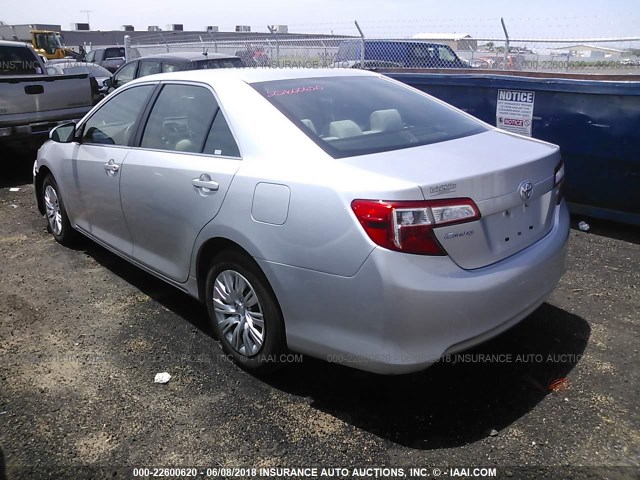 4T1BF1FK1DU664632 - 2013 TOYOTA CAMRY L/SE/LE/XLE 银色 照片 3