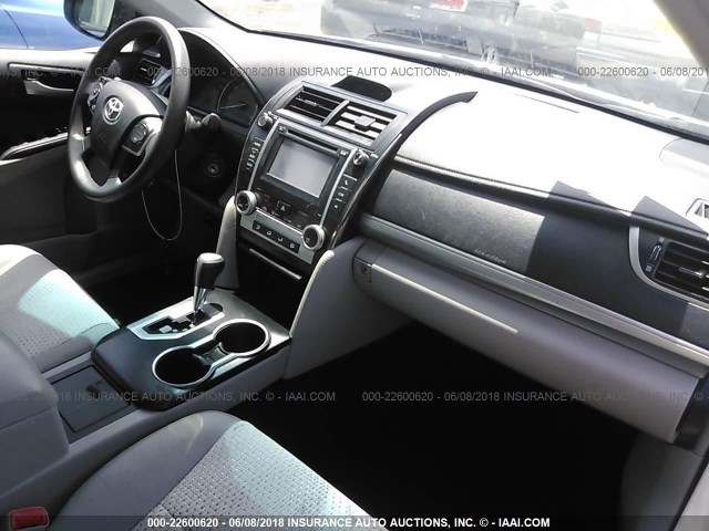 4T1BF1FK1DU664632 - 2013 TOYOTA CAMRY L/SE/LE/XLE 银色 照片 5