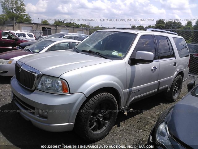 5LMFU28R03LJ37366 - 2003 LINCOLN NAVIGATOR SILVER photo 2