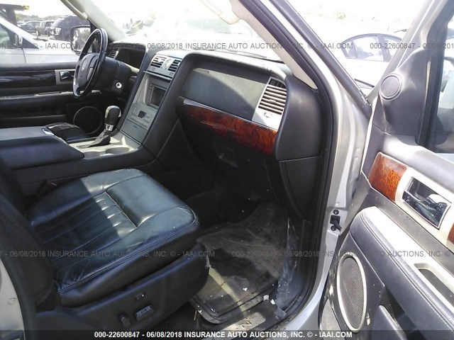 5LMFU28R03LJ37366 - 2003 LINCOLN NAVIGATOR SILVER photo 5