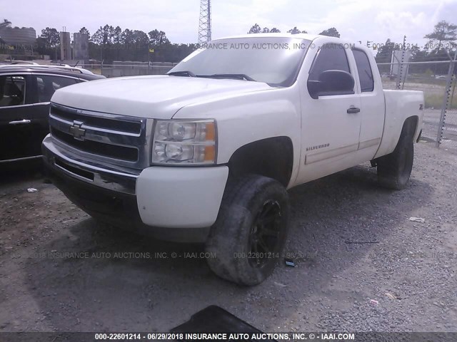 1GCSKREA3AZ110739 - 2010 CHEVROLET SILVERADO K1500 LS WHITE photo 2