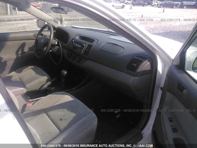 4T1BE32K44U272491 - 2004 TOYOTA CAMRY LE/XLE/SE 白色 照片 5