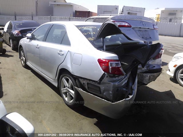 4T1BF1FK8CU609996 - 2012 TOYOTA CAMRY SE/LE/XLE 银色 照片 3