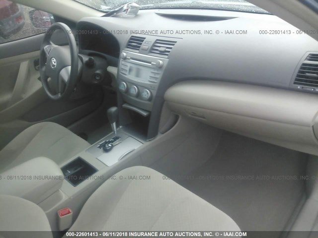 4T4BE46K49R130154 - 2009 TOYOTA CAMRY SE/LE/XLE BLUE photo 5