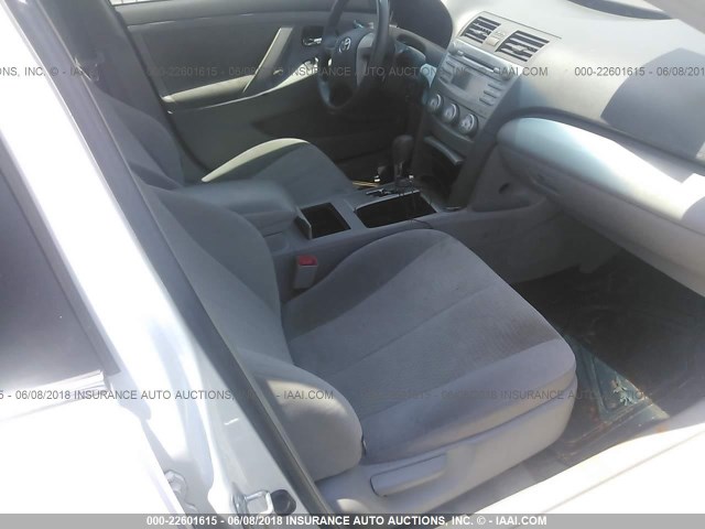 4T1BF3EK5BU586561 - 2011 TOYOTA CAMRY SE/LE/XLE WHITE photo 5