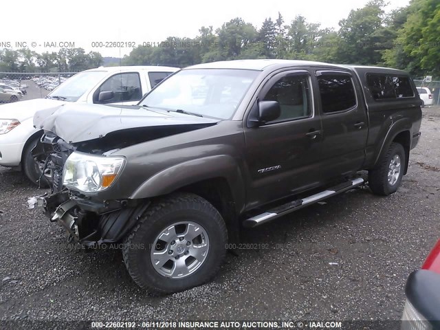 3TMMU4FN7BM025686 - 2011 TOYOTA TACOMA DOUBLE CAB LONG BED GRAY photo 2