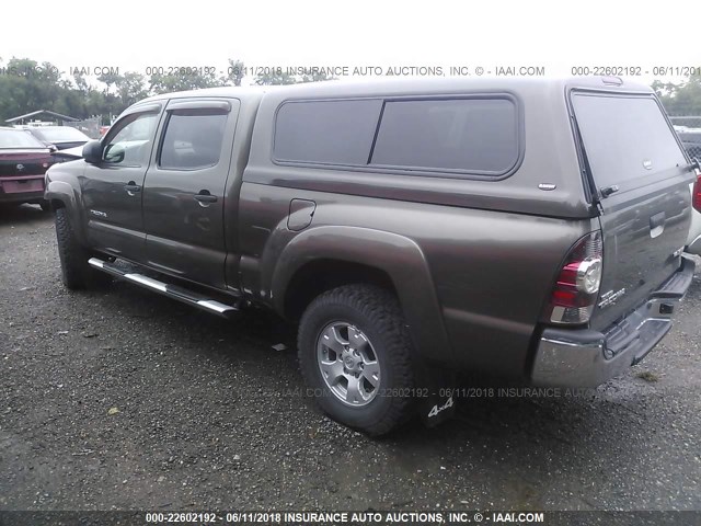 3TMMU4FN7BM025686 - 2011 TOYOTA TACOMA DOUBLE CAB LONG BED GRAY photo 3