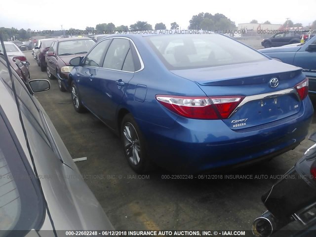 4T1BF1FK9HU628693 - 2017 TOYOTA CAMRY LE/XLE/SE/XSE BLUE photo 3