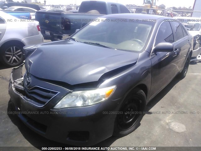 4T1BF3EK2BU745584 - 2011 TOYOTA CAMRY SE/LE/XLE GRAY photo 2