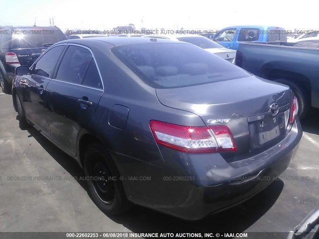 4T1BF3EK2BU745584 - 2011 TOYOTA CAMRY SE/LE/XLE GRAY photo 3