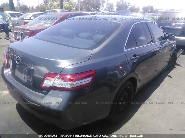 4T1BF3EK2BU745584 - 2011 TOYOTA CAMRY SE/LE/XLE ნაცრისფერი ფოტო 4