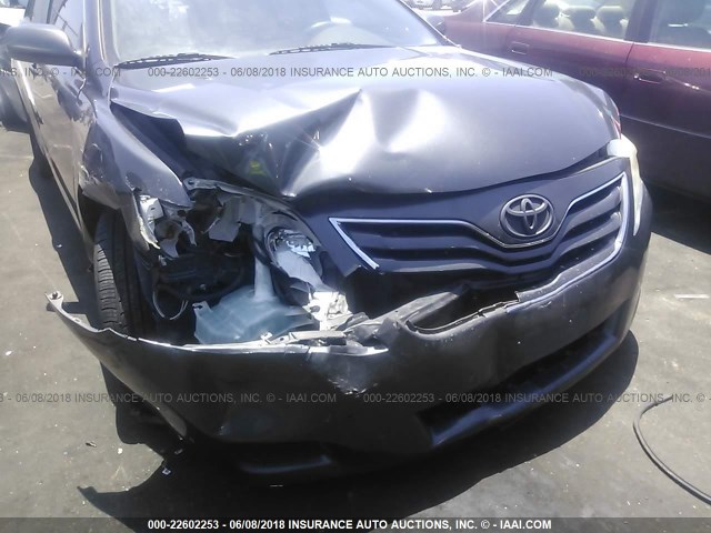 4T1BF3EK2BU745584 - 2011 TOYOTA CAMRY SE/LE/XLE ნაცრისფერი ფოტო 6