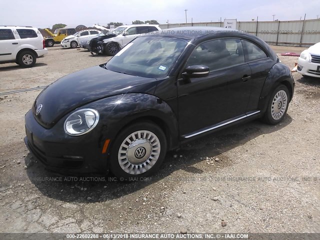 3VWJX7ATXDM657793 - 2013 VOLKSWAGEN BEETLE BLACK photo 2