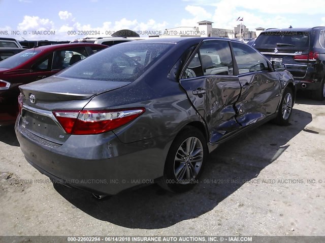 4T1BF1FK7HU430503 - 2017 TOYOTA CAMRY LE/XLE/SE/XSE GRAY photo 4