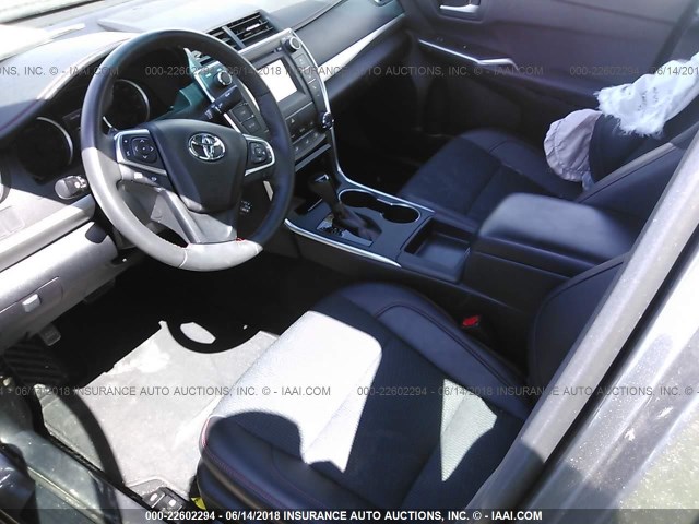 4T1BF1FK7HU430503 - 2017 TOYOTA CAMRY LE/XLE/SE/XSE GRAY photo 5