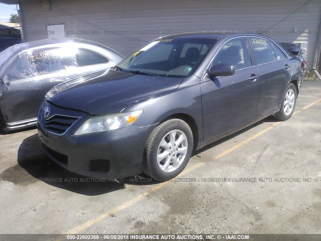 4T1BF3EKXBU655518 - 2011 TOYOTA CAMRY SE/LE/XLE GRAY photo 2