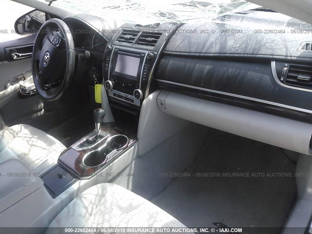4T4BF1FK5CR235126 - 2012 TOYOTA CAMRY SE/LE/XLE 白色 照片 5