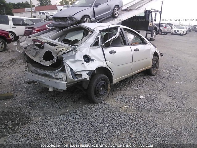 1FAFP34N97W332657 - 2007 FORD FOCUS ZX4/S/SE/SES SILVER photo 4