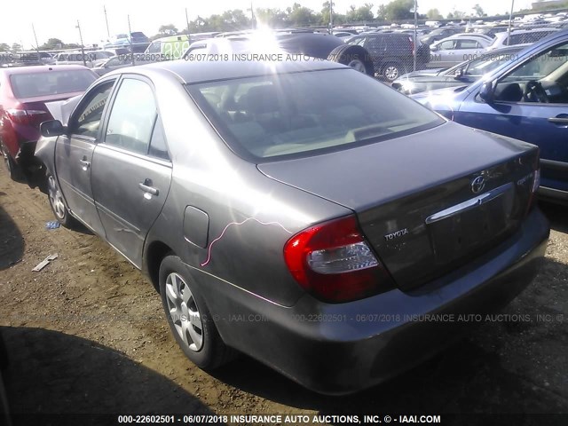 4T1BE32K42U532272 - 2002 TOYOTA CAMRY LE/XLE/SE ნაცრისფერი ფოტო 3