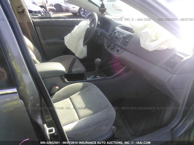 4T1BE32K42U532272 - 2002 TOYOTA CAMRY LE/XLE/SE ნაცრისფერი ფოტო 5