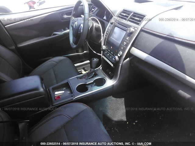 4T1BF1FK8HU808442 - 2017 TOYOTA CAMRY LE/XLE/SE/XSE WHITE photo 5