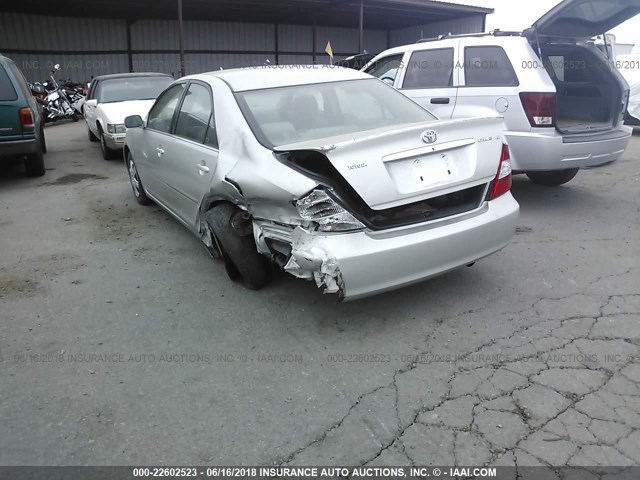 JTDBE32KX20127058 - 2002 TOYOTA CAMRY LE/XLE/SE 灰色 照片 3