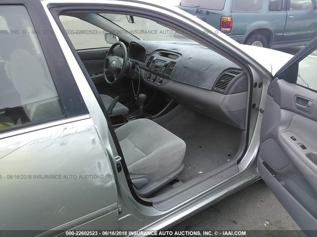 JTDBE32KX20127058 - 2002 TOYOTA CAMRY LE/XLE/SE 灰色 照片 5