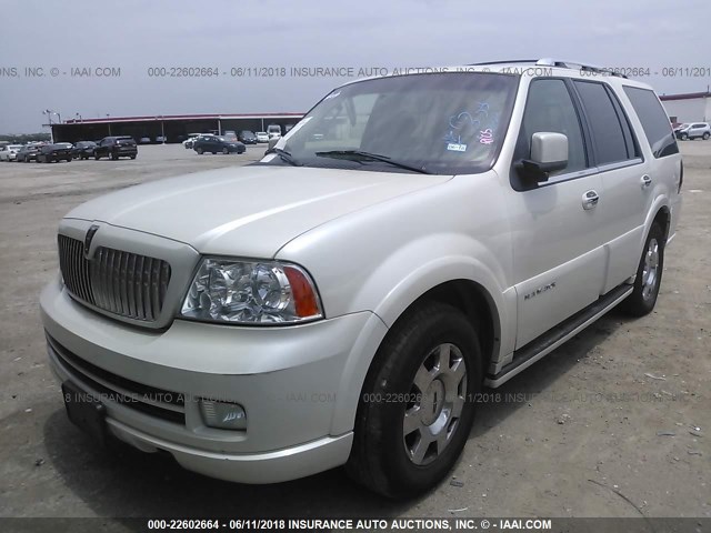 5LMFU27525LJ19064 - 2005 LINCOLN NAVIGATOR CREAM photo 2
