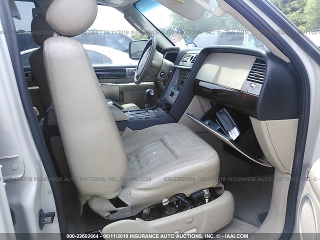 5LMFU27525LJ19064 - 2005 LINCOLN NAVIGATOR CREAM photo 5