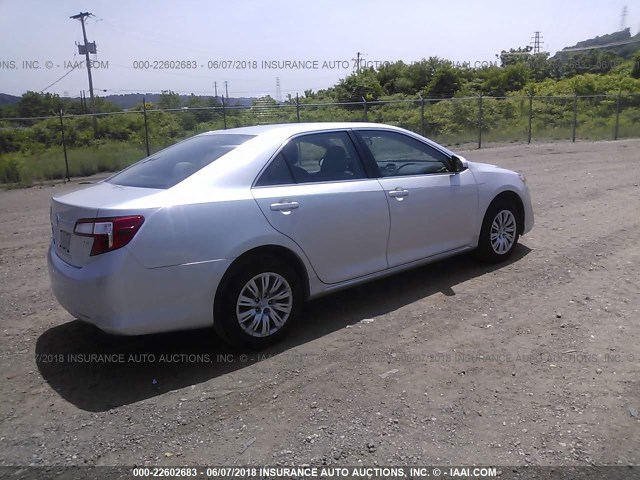 4T1BF1FK2EU329123 - 2014 TOYOTA CAMRY L/SE/LE/XLE 银色 照片 4