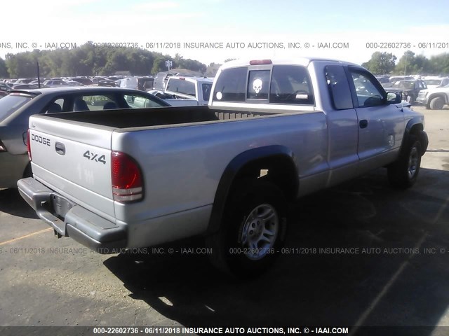 1B7GG12X02S588063 - 2002 DODGE DAKOTA SXT SILVER photo 4