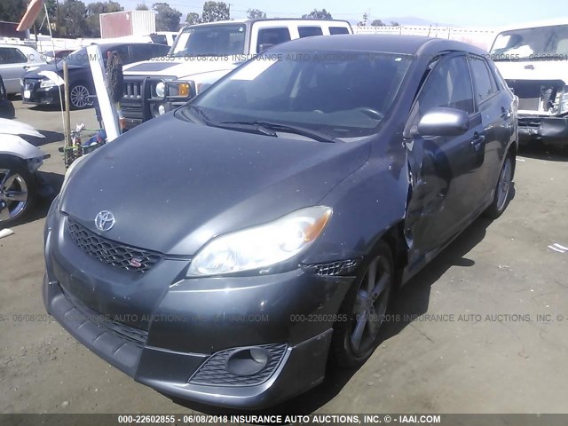 2T1KE40E69C008619 - 2009 TOYOTA COROLLA MATRIX S GRAY photo 2