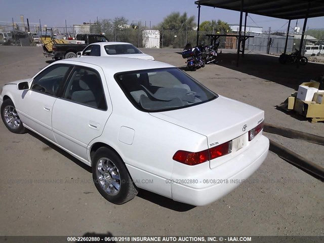 JT2BG22K7Y0424018 - 2000 TOYOTA CAMRY CE/LE/XLE WHITE photo 3