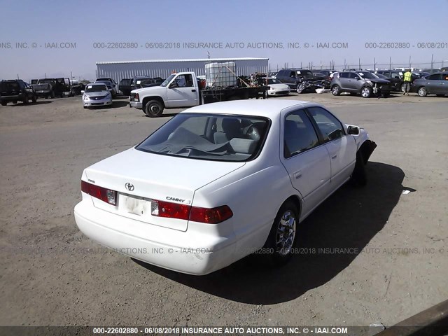 JT2BG22K7Y0424018 - 2000 TOYOTA CAMRY CE/LE/XLE WHITE photo 4