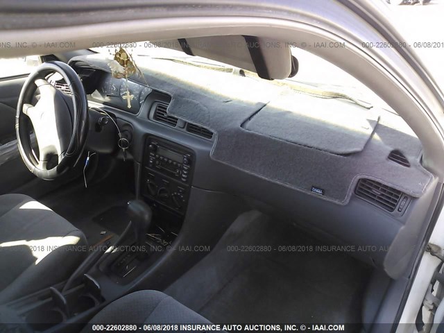 JT2BG22K7Y0424018 - 2000 TOYOTA CAMRY CE/LE/XLE WHITE photo 5