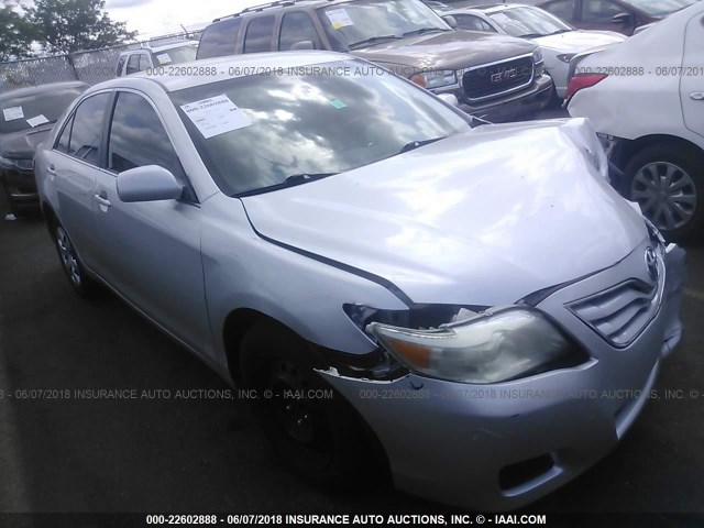 4T1BF3EK2AU111495 - 2010 TOYOTA CAMRY SE/LE/XLE ვერცხლისფერი ფოტო 1