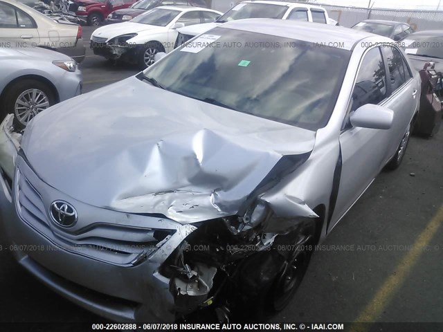 4T1BF3EK2AU111495 - 2010 TOYOTA CAMRY SE/LE/XLE ვერცხლისფერი ფოტო 2