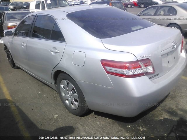 4T1BF3EK2AU111495 - 2010 TOYOTA CAMRY SE/LE/XLE ვერცხლისფერი ფოტო 3