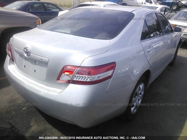 4T1BF3EK2AU111495 - 2010 TOYOTA CAMRY SE/LE/XLE ვერცხლისფერი ფოტო 4