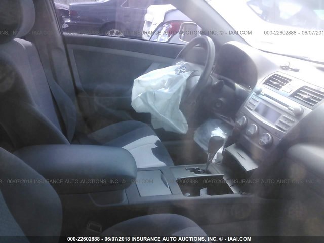 4T1BF3EK2AU111495 - 2010 TOYOTA CAMRY SE/LE/XLE ვერცხლისფერი ფოტო 5