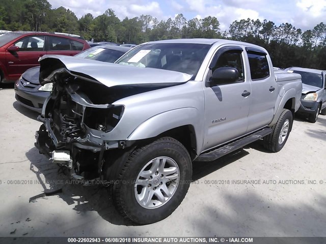 3TMLU4EN7AM040068 - 2010 TOYOTA TACOMA DOUBLE CAB SILVER photo 2