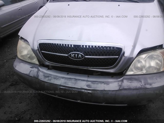 KNDUP131246579034 - 2004 KIA SEDONA EX/LX SILVER photo 6