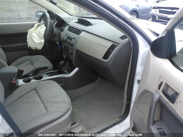 1FAHP35N88W155608 - 2008 FORD FOCUS SE/SEL/SES WHITE photo 5