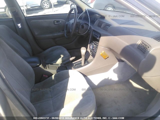 4T1BG22K5WU192740 - 1998 TOYOTA CAMRY CE/LE/XLE TAN photo 5