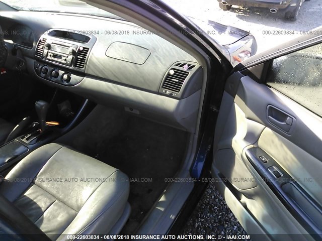 JTDBE32K120113601 - 2002 TOYOTA CAMRY LE/XLE/SE ლურჯი ფოტო 5