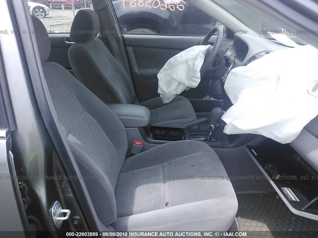 4T1BE32K05U969299 - 2005 TOYOTA CAMRY LE/XLE/SE ნაცრისფერი ფოტო 5