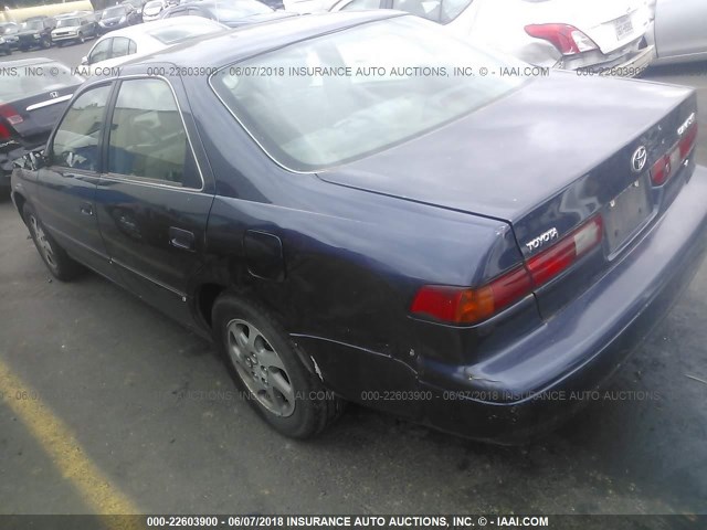 4T1BF22K1XU931946 - 1999 TOYOTA CAMRY LE/XLE BLUE photo 3