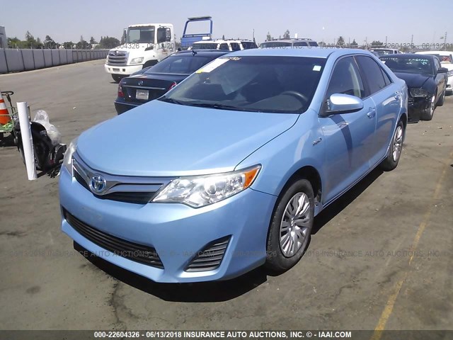 4T1BD1FK1DU074887 - 2013 TOYOTA CAMRY HYBRID/LE/XLE Light Blue photo 2